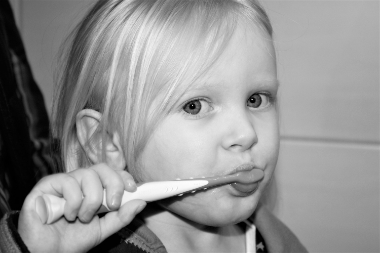 7 mitos sobre la salud dental. Los médicos recomiendan cepillar los dientes de su bebé hasta los tres años con pastas dentales sin flúor. Diente Sano Clínica dental en Barcelona. 