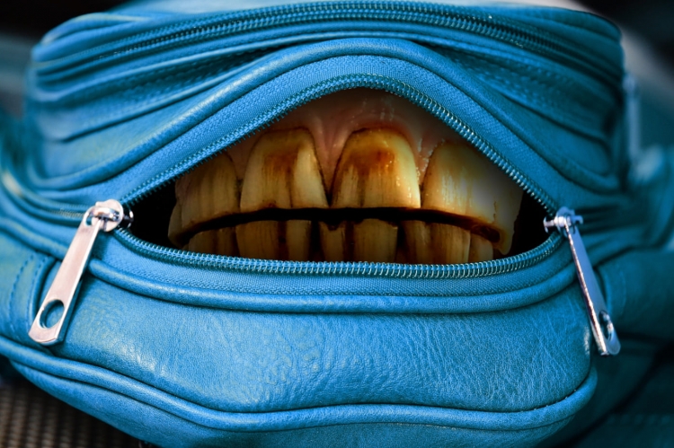 7 mitos sobre la salud dental. Y la presencia de piedra, por el contrario, afloja los dientes y causa enfermedades de los dientes y las encías. Diente Sano Clínica dental en Barcelona.